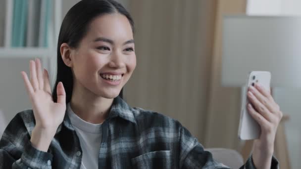 행복 한 친절 한 아시아인 소녀 블로거 브로거웃으며 먼 곳에 사는 여성 휴대 전화 영상 전화 통화를 하는 원격 통신 손 말하는 스마트폰 온라인 대화 앱 — 비디오