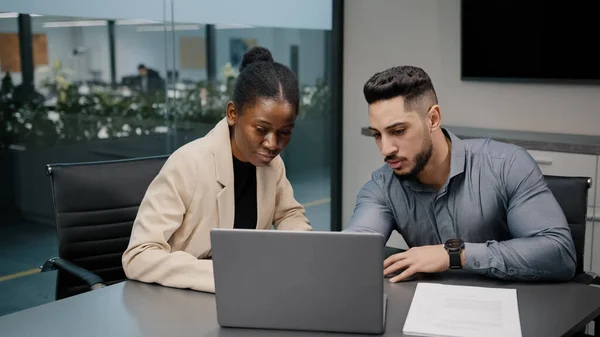 Mujer africana asesora financiera empresaria agente abogado aseguradora colega socio discutir documentos de proyectos informe con árabe indio masculino explicar contrato negociación acuerdo consultoría —  Fotos de Stock