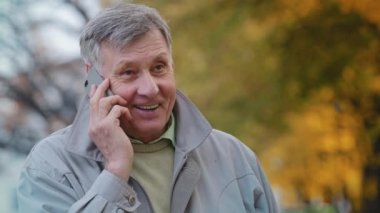 Olgun yaşlı bir adamın portresi. Emekliler, modern akıllı telefonlardan iletişim kurarak aile ya da arkadaşlar aracılığıyla iletişim kuruyor. Son sınıfların mutlu bir şekilde dışarıda gülüp, aile doktoruyla sağlık konusunu tartışıyor.