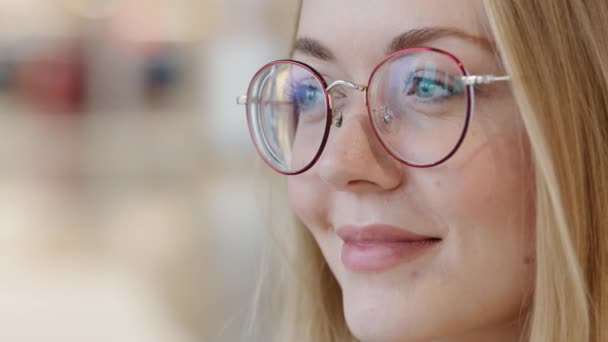 Extrem närbild ansikte leende ung flicka i glasögon kaukasiska dam nöjd med tjänsten oftalmologi klinik glad glad glad kund porträtt tusenårig kvinna med naturlig make-up dålig syn koncept — Stockvideo