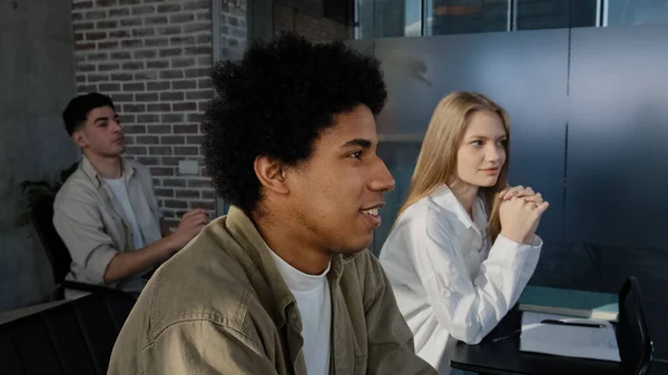 Jóvenes diversos estudiantes de grupo que se sientan en el aula en la lección respondiendo a una pregunta sobre un nuevo tema con el profesor se comunican con el profesor que estudia en la universidad tema concepto de educación superior —  Fotos de Stock