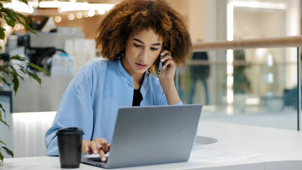 アフリカ疲れ疲れビジネス女性マルチタスク女の子女性労働者フリーランス携帯電話で話す仕上げコールノートパソコンを見て頭の頭痛の痛みの仕事の問題論文を書く — ストック写真