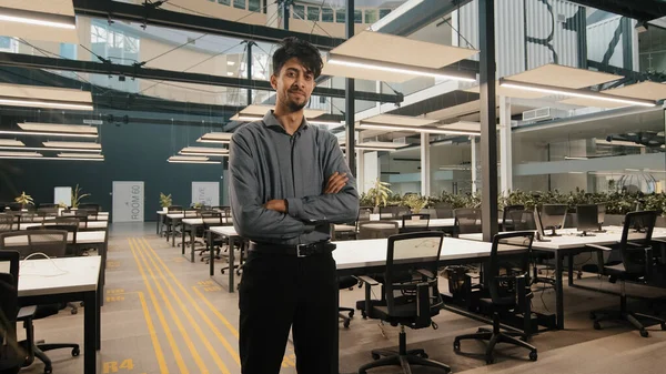 Jefe de oficina general masculino indio trabajador profesional árabe hombre hombre de negocios de pie en la oficina con los brazos cruzados confianza fuerte pose gerente de proyecto posando en el lugar de trabajo con las manos cruzadas — Foto de Stock