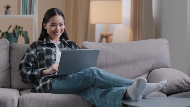 Asiática chica mujer de negocios mujer freelancer coreana mujer con portátil video llamada conferencia de chat hablando por webcam saludando conversación distante comunicación remota desde casa cuarentena — Vídeo de stock