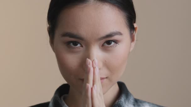 Retrato feminino menina asiática dobra palmas na frente de seus arcos oriental saudação fazendo reverência. Headshot coreano japonês chinês mulher rezar pedindo perdão oração pedido de desculpas esperança espiritual oração — Vídeo de Stock