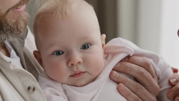 Close-up bebê rosto criança feliz expressão criança pequena menina menino criança rindo sorrindo olhando para câmera amorosa pais carinhosos beijando recém-nascido em bochechas adoção puericultura ligação familiar — Vídeo de Stock