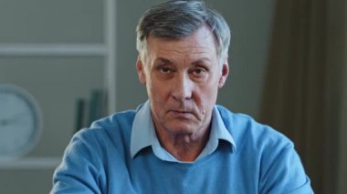 Hüzünlü, üzgün, yaşlı bir adamın, kameraya bakan portresi huysuz, ciddi, olgun, yaşlı büyükbaba olumsuz tavır sergiliyor.