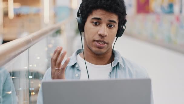 Πορτρέτο αφροαμερικανός επιχειρηματίας άντρας φοιτητής άντρας σε απευθείας σύνδεση προπονητής σύμβουλος μέντορας σύμβουλος βοήθειας εργαζόμενος τηλεφωνητής διευθυντής freelancer σε ακουστικά μιλάμε εξηγήσει βίντεο κλήση μάθημα συνέδριο τάξη — Αρχείο Βίντεο
