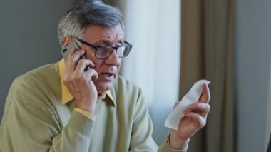 Emekli müşteriyi kapatın. Yüksek fiyattan şikâyet edin. Telefon portresinden konuşan huysuz yaşlı adam yanlış sipariş aldı.
