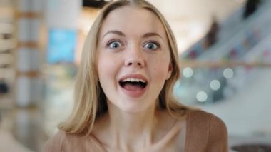 Heyecanlı kız çok şaşırdı ağzını açmasına. İnanılmaz etkilendi. Vay canına, haber sunan kadın büyük indirimli satışlardan çok memnun oldu.