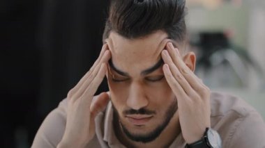 Arap portresi mutsuz adam tapınaklara masaj yapan sağlıksız adam dayanılmaz baş ağrısı çeken İspanyol erkek migrenden muzdarip karışık bir karar veriyor boşanma işi kaybediyor iflas ediyor