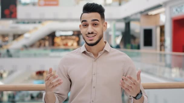 Hispánský mladý novinář rekord životní styl blog TV reportér tisíciletá sebevědomí přátelský chlap blogger běží vzdělávací program vedoucí projektu dospělý arabština tvorby prezentace mluvení při pohledu do kamery — Stock video