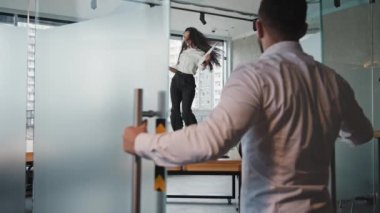 Kafkasyalı genç adam ofis kapılarını açtı. Çeşitli iş adamlarını heyecanlandırdı. Zaferin tadını çıkardılar.