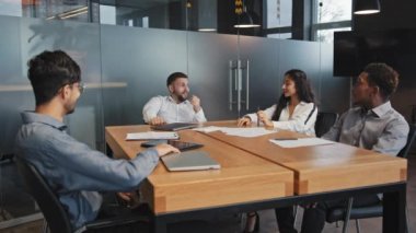 Sabah ofis gündelik sohbetleri. Çok ırklı çalışanlar yeni bir projeye başlıyor. Genç uzmanlar, bilişim geliştiricileri, arkadaş canlısı takım çalışması analistleri modern şirket işyeri analistleri.