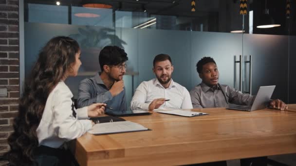Unge ambitiøse multiraciale medarbejdere diskutere projekt teamwork opstart reklame fagfolk brainstorming udviklere arbejder nye ide fagfolk udvikle forretningsplan kolleger i bestyrelseslokalet – Stock-video