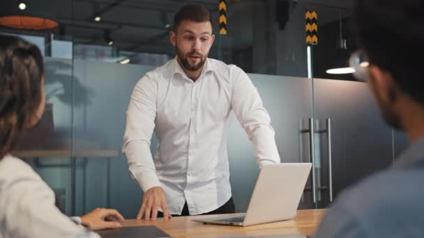 Joven líder discutiendo con los empleados en la sala de juntas resultado insatisfecho trabajo fallido proyecto culpa error trabajador incompetente en documento financiero en diversos malentendidos reunión de equipo en el lugar de trabajo — Vídeo de stock