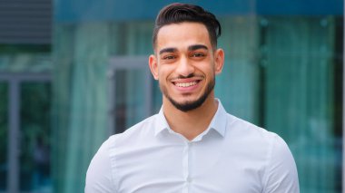 Erkek portresi mutlu Hintli gülümseyen genç adam sakallı iş adamı patron yönetici yönetici girişimci resmi gömlek giyer kamera tebessümüne bakar dişlek dişçi dişçi dişçi dişçi