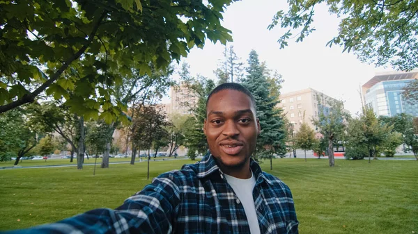 Web kamerası görüntüsü mutlu Afro-Amerikan adam coşkulu çıkış yapan genç erkek öğrenci selfie çekiyor sırayla gülüyor, uzaktan konferans videosu çekiyor. — Stok fotoğraf