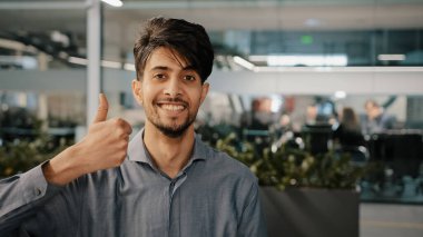 Mutlu İspanyol işçi Arap lider kazananı kameraya bakıp onaylıyor. Başparmak uzlaşmasını gösteriyor. Her şeyi imzalıyor.