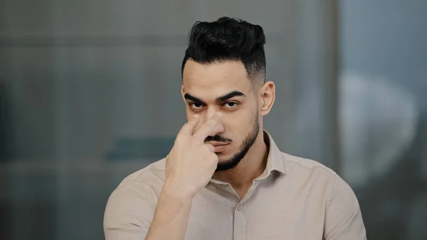 Серьезный человек арабский рабочий предприниматель расстроен кивает головой указывая пальцами на оба глаза, показывая, как вы жест следовать знак перед камерой латиноамериканец бизнесмен предупреждает коллегу продемонстрировать недоверие — стоковое фото