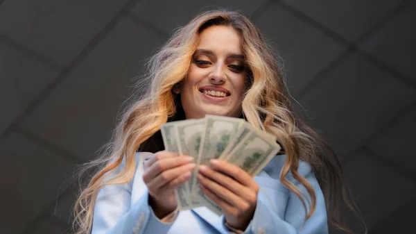 Untere Ansicht Nahaufnahme glückliche erfolgreiche kaukasische junge Geschäftsfrau, die Menge an Bargeld Dollar zählen Finanzgehalt freuen sich über die Zahlung. Lächelndes Mädchen mit hundert Banknoten — Stockfoto