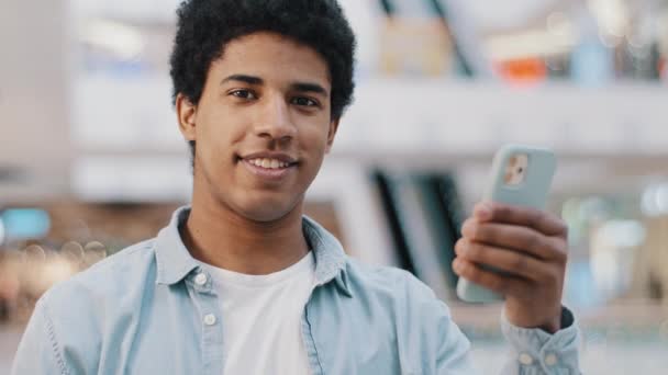 Africano americano chico satisfecho feliz hombre positivo con el teléfono móvil que muestra signo ok gesto bien éxito ganando buena recomendación teléfono inteligente aplicación en línea red teléfono wi-fi chat usando dispositivo — Vídeos de Stock