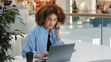 Afrikalı yorgun iş kadını birden fazla iş kadını. Kadın serbest çalışan, cep telefonuyla konuşan, işini bitiren, dizüstü bilgisayara bakan, baş ağrısı, ağrı kesici, kağıt yazma gibi sorunlar.