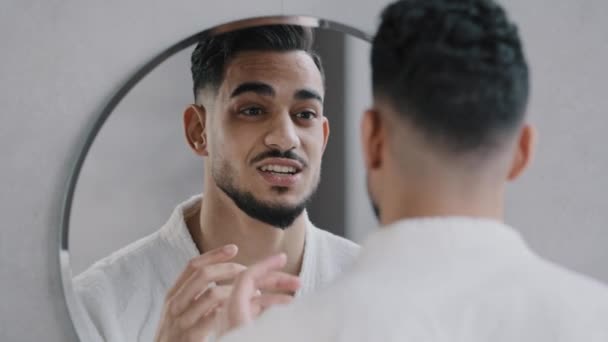 Vtipný arabský vousatý muž, mluvící k zrcadlu v koupelně. Usmívající se sexy milennial chlap narcista mluví sám k sobě nacvičuje projev projev prohlášení v dopoledních hodinách — Stock video
