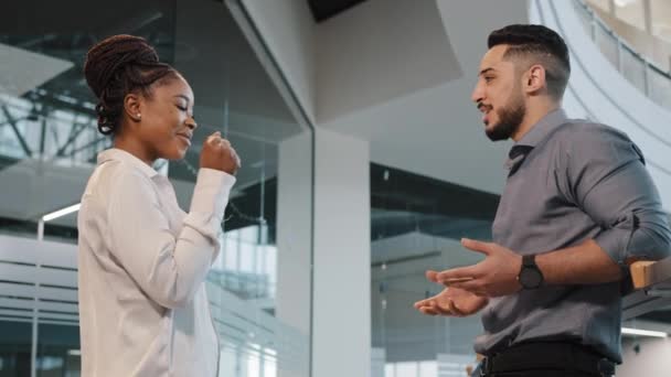 Twee collega 's vriendelijke diverse zakenpartners collega' s Afrikaanse vrouw met Arabische indiaanse man werknemer praten in kantoor partnerschap teamwork gebaar klap met vuisten steun eenheid symbool — Stockvideo