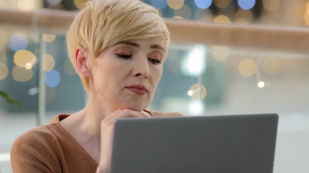 Headshot portret przemyślany zamyślony kobieta twarz wątpliwe w średnim wieku dorosła kobieta patrząc daleko myśląc poszukiwanie rozwiązanie problemu trudne pytanie biznesowe wyzwania patrząc laptop — Wideo stockowe