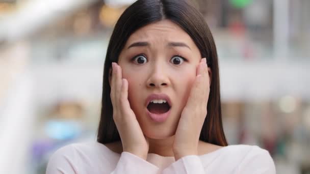 Close up žena emocionální tvář asiang dívka šokovaný stresující žena model vyděšený dáma strach horor znechucení šok strach nepříjemný špatné zprávy neočekávané překvapení bankrot krize ztratit reakci — Stock video