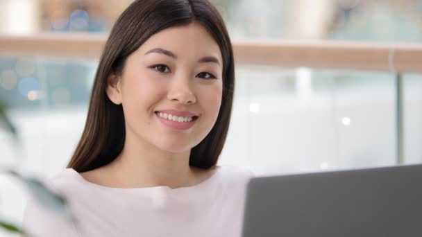 Portrét šťastný asijské obchodní žena portrét pózování pracoviště ukazující chladný palec nahoru gesto s úsměvem souhlasit super dobrý s pozitivními emocemi. Moderní manažerka s úspěšným zaměstnáním — Stock video