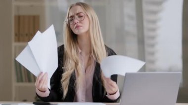 Kafkasyalı mutlu aktif kadın iş kadını avukat neşeli hareketlerle dans eden kağıtlarla dans eden evrak belgeleriyle ofiste evrak imzalayan ellerini müziğe yönelten iyi ruh hali