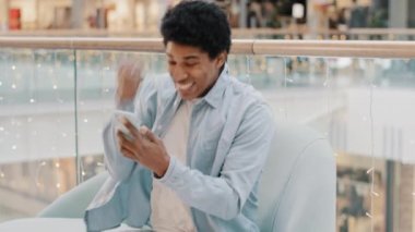 Afrikalı adam online bahisçi cep telefonu oyunu kazanıyor. Kapalı oturarak kazanıyor. Evet, jest kazan. 
