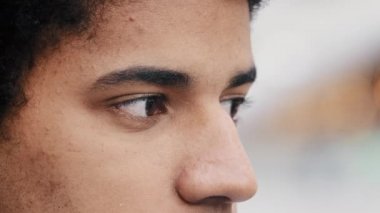Profil detaylarıyla yakın plan erkek üzgün gözler Afro-Amerikan düşünceli bir adam. Uzaktan uzağa bakan düşünceli bir adam. Görme duyusu ile tanışmayı bekliyor.
