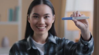 Müstakbel hamile kadının portresi pozitif hamilelik testi doğurganlık, annelik, mutluluk, kısırlık tedavisi jinekoloji, doğum uzmanı muayenesi.