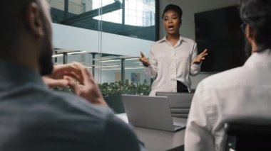 Afrikalı iş kadını akıl hocası koç patron kadın lider proje sunumu sunumu kurumsal eğitim erkek yatırımcılar ofis görüşmeleri çok ırklı iş adamları beyin fırtınası