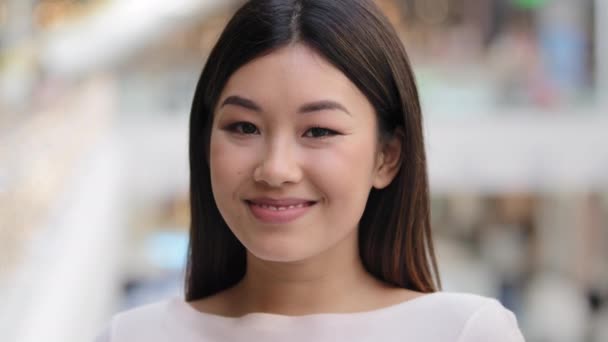 Fejlövés nő érzelmi arc ázsiai etnikai lány 20 s nő modell meglepett flörtölés hölgy diák diák barátnő üzletasszony nézi kamera flörtöl csábító emelése szemöldök kifejező érzelmek — Stock videók