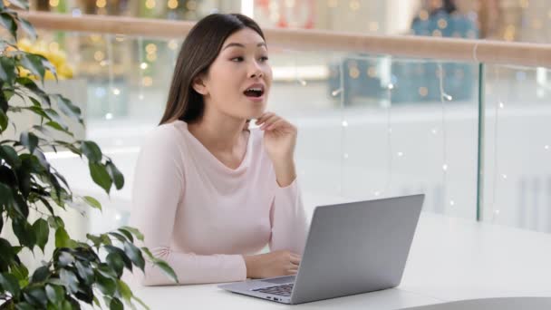 Denken bedachtzame student meisje freelancer aziatische pensive zakenvrouw creatieve vrouw bedrijf kantoormedewerker met laptop werken zoeken oplossing diep in gedachten maakt beslissing komt met idee — Stockvideo
