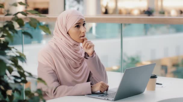 Gondolkodó töprengő aggódó fiatal arab nő író dolgozik laptop úgy gondolja, új ötlet startup fejleszti a tervet ír megoldást probléma mosoly írja gondolatok gépelés billentyűzeten boldognak tűnik — Stock videók