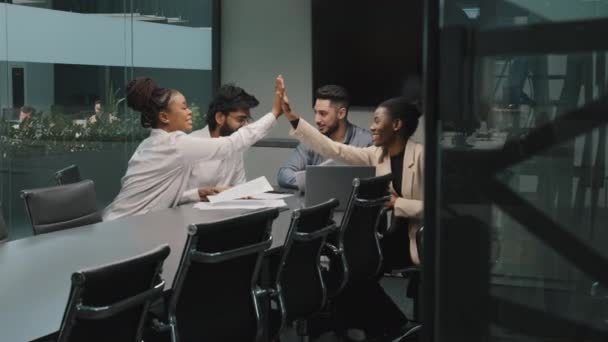 Glad framgångsrik afrikansk kvinnor och arabiska indianska män affärsteam multiracial grupp arbetare partner kontor möte ge high five i luften fira företagens enhet framgång vinna seger vinna mål — Stockvideo