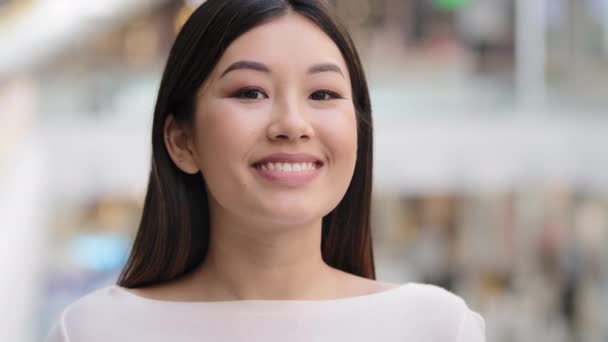 Ásia headshot feliz otimista millennial menina 20s morena mulher com maquiagem natural empresária esposa namorada professor trabalhador vira a cabeça olhando para a câmera sorrindo amigável despreocupado feminino rosto — Vídeo de Stock