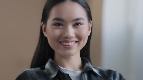 完璧な肌と自然なメイクで女性の顔をクローズアップフレンドリーな誠実な笑顔でカメラを見てください。ポートレートアジアの女性20代の女の子韓国の女性のガールフレンド妻学生モデルクライアントおもちゃ笑顔 — ストック動画