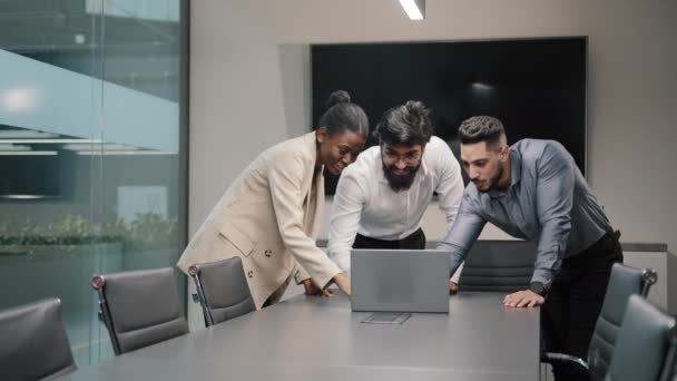 Multinationale Unternehmensgruppe unterschiedlicher Leute, die auf den Laptop-Bildschirm schauen und den Sieg erringen, glückliche Stapelhände, die Palmen zusammensetzen, vereint verschiedene ethnische Mitarbeiter, die Vertrauen und Teambuilding-Konzept unterstützen — Stockvideo