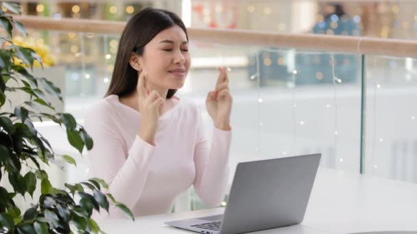 아시아계 동년배 여학생 일하는 여자 사업가 가 카페 사무실에 앉아 노트북을 들고 손을 흔들며 기도를 하면 온라인 복권에 당첨되길 바라고 있다. — 비디오