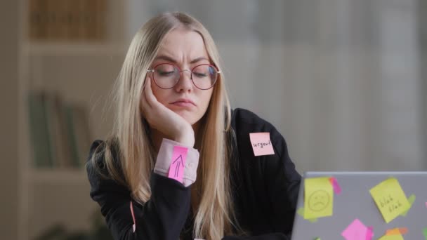 Smutné přepracované vyčerpaný obchod žena naštvaný dívka pracovník manažer student v brýlích pocit únavy nuda multitasking stresové problémy s pracovní stůl lepkavé hole bere na vědomí mnoho úkolů — Stock video