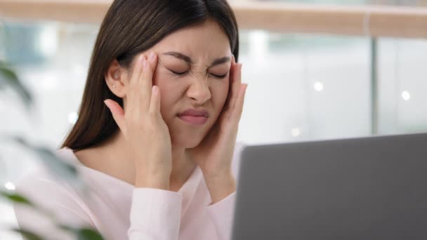 Közelkép fejlövés ázsiai koreai hölgy beteg kínai lány stresszes üzleti nő érzés fejfájás fájdalom fáradt dolgozó nő diák laptop szenved diszkomfort fej feszültség stressz — Stock videók