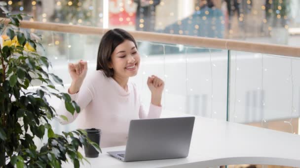 Asyalı kız öğrenci sınav sonuçları alıyor sosyal ağlardaki erkek arkadaşından gelen iş ilanı tebligatı bilgisayara bakıp zaferi kutlarken dans ederek zafer kazanmasını kutluyor. — Stok video