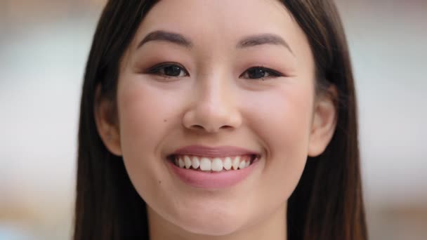 Vrouw portret close-up gezicht gelukkig opgewonden succesvol tevreden meisje met natuurlijke make-up aziatische koreaanse vrouw dame klant tandheelkunde dienst tandarts glimlachen tandheelkundige gezondheid glimlach op zoek naar camera — Stockvideo