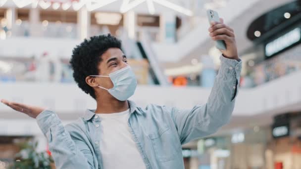 Portret Afro-Amerikaanse man jongen student man binnen met behulp van mobiele app telefoon zwaaien hallo praten video gesprek conferentie chat vrienden op afstand praten communicatie met smartphone — Stockvideo